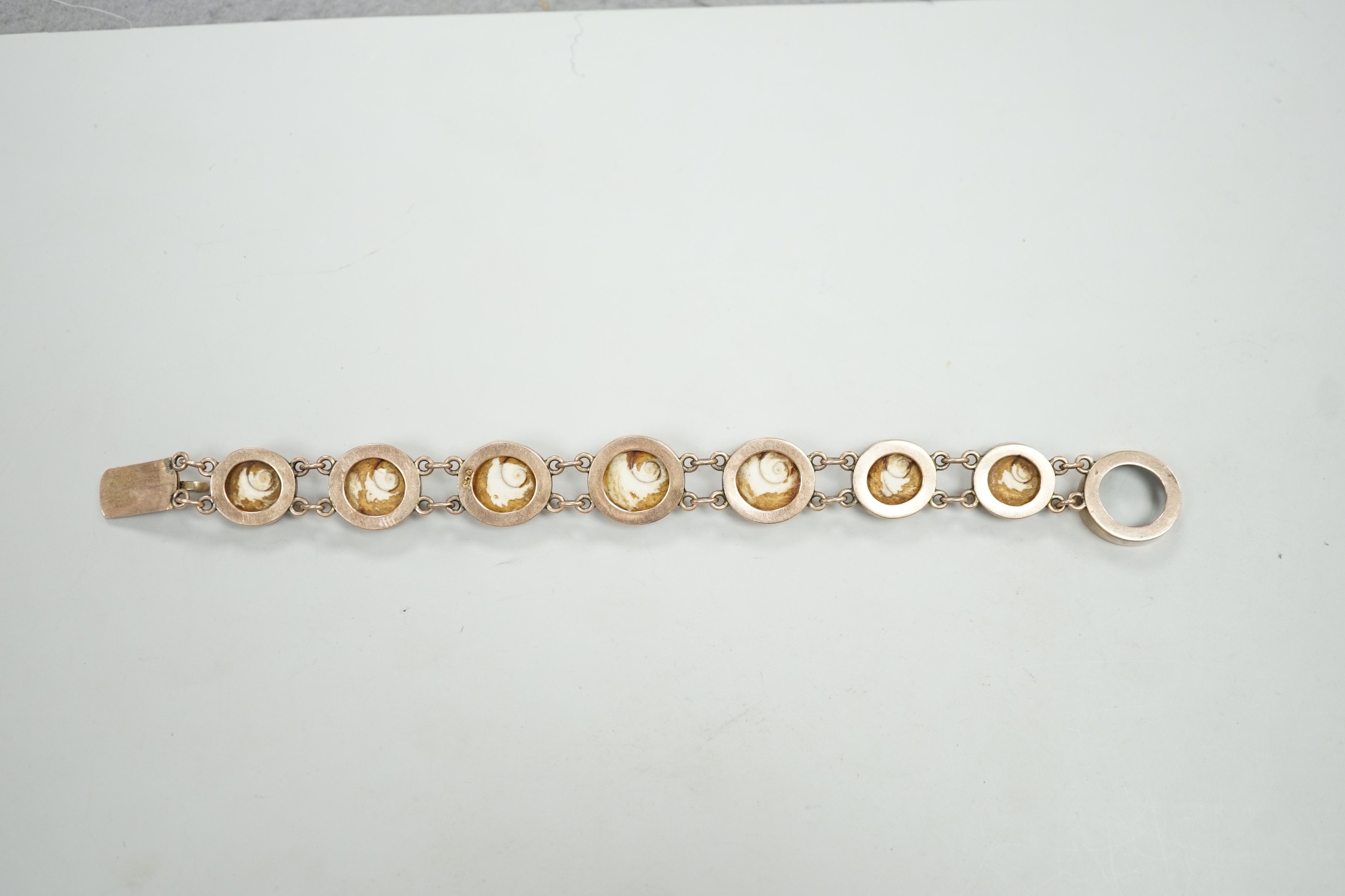 An early 20th century yellow metal and shell set bracelet (clasp shell missing), approx. 18cm, gross weight 26.8 grams.